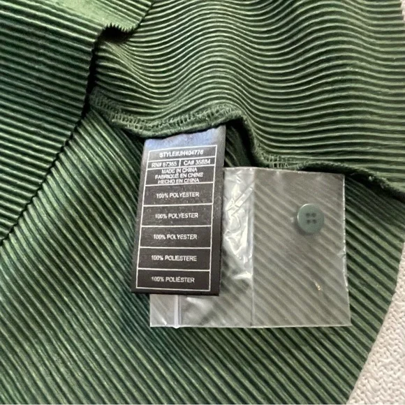 BB Dakota Forest Green Top Size Medium ~ Perfect for date night or Business Wear - Picture 7 of 11